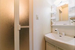 Tina y regadera independientes y amenidades de baño gratuitas 