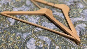 Twee houten stokken op een gestreept doek.