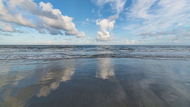A beach with a clear sky and calm waves. - Coral Paradise, Ocean View, Couple's Seaside Retreat, Pool, Walk to Shops Dining (Hilton Head Island)