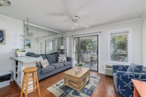 Smart TV, DVD player, books, video library - Coral Paradise, Ocean View, Couple's Seaside Retreat, Pool, Walk to Shops Dining (Hilton Head Island)