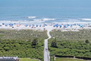 På stranden, solstolar och strandhanddukar