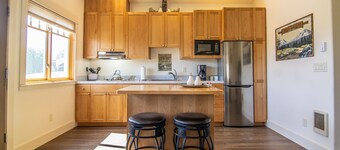 Views! 1 Blk to Town,New+Spotless, pets ok- North