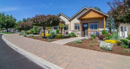 Views! 1 Blk to Town,New+Spotless, pets ok- North