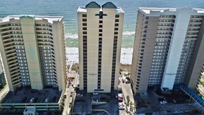 Tres hoteles de gran altura con balcones, Ocean Ritz y Ocean Villa, con vista a la playa y al océano.