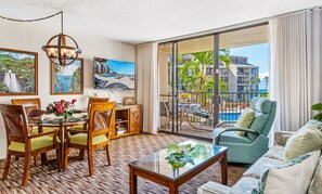 Una Smart TV, videojuegos, un reproductor de DVD, una videoteca