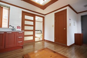 Chambre (A - 101 103 201 204 301 304) | Coin séjour | Télévision à écran plat