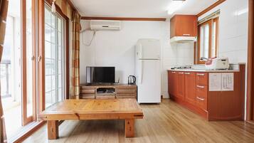Kamar (A - 101 103 201 204 301 304) | Area keluarga | TV layar datar