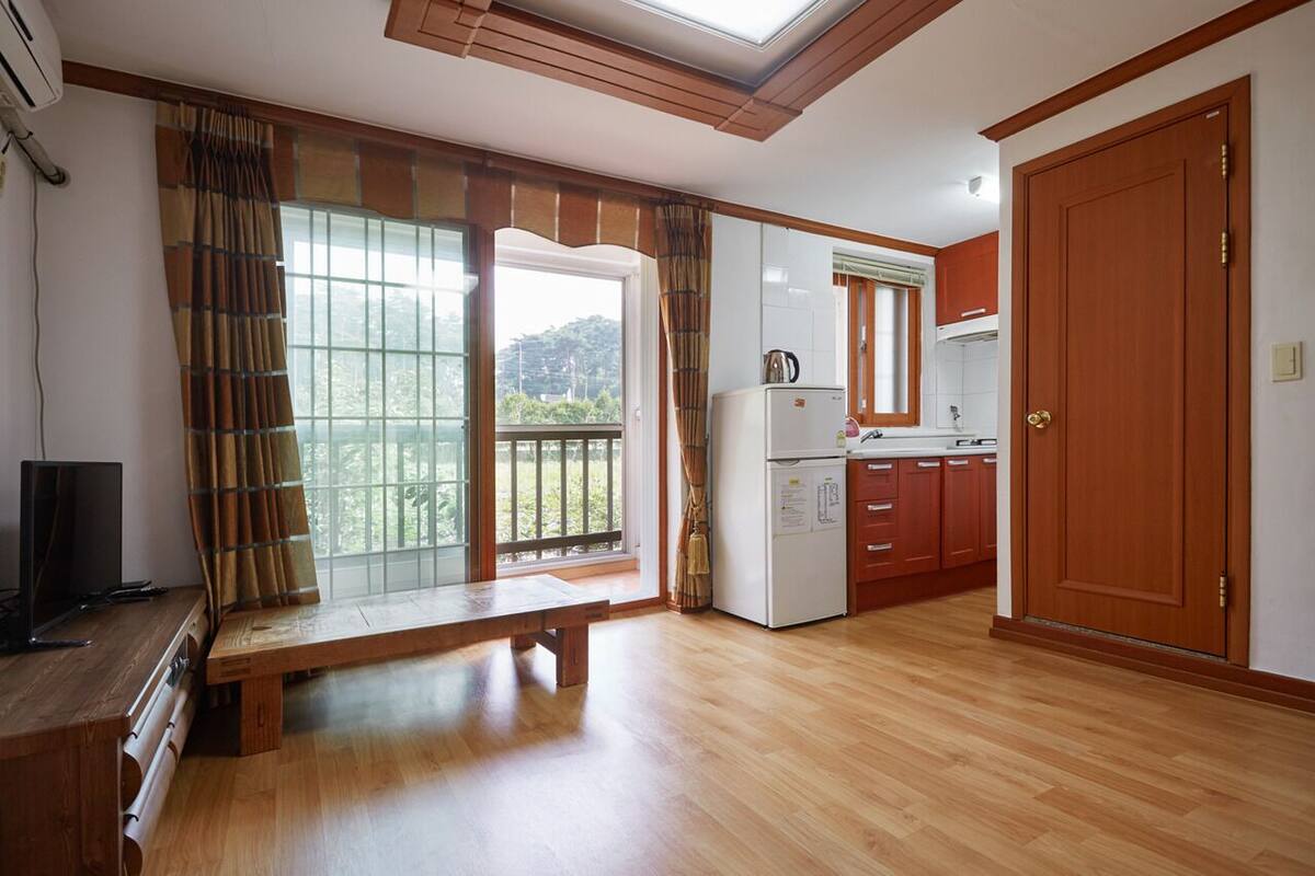 Kamar (A - 101 103 201 204 301 304) | Area keluarga | TV layar datar