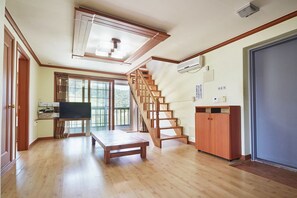 Room (B - 301) | Living area | Flat-screen TV