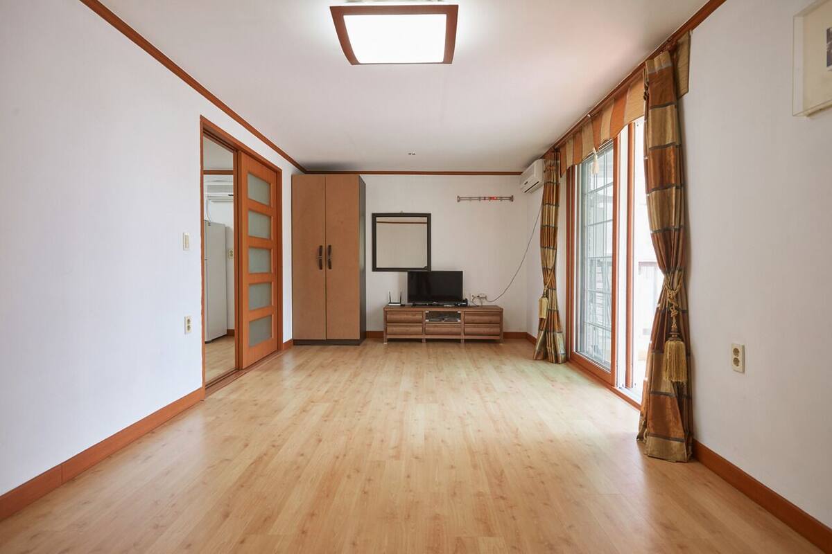 Habitación (A - 202 203 302 303) | Área de sala de estar | Televisión de pantalla plana 