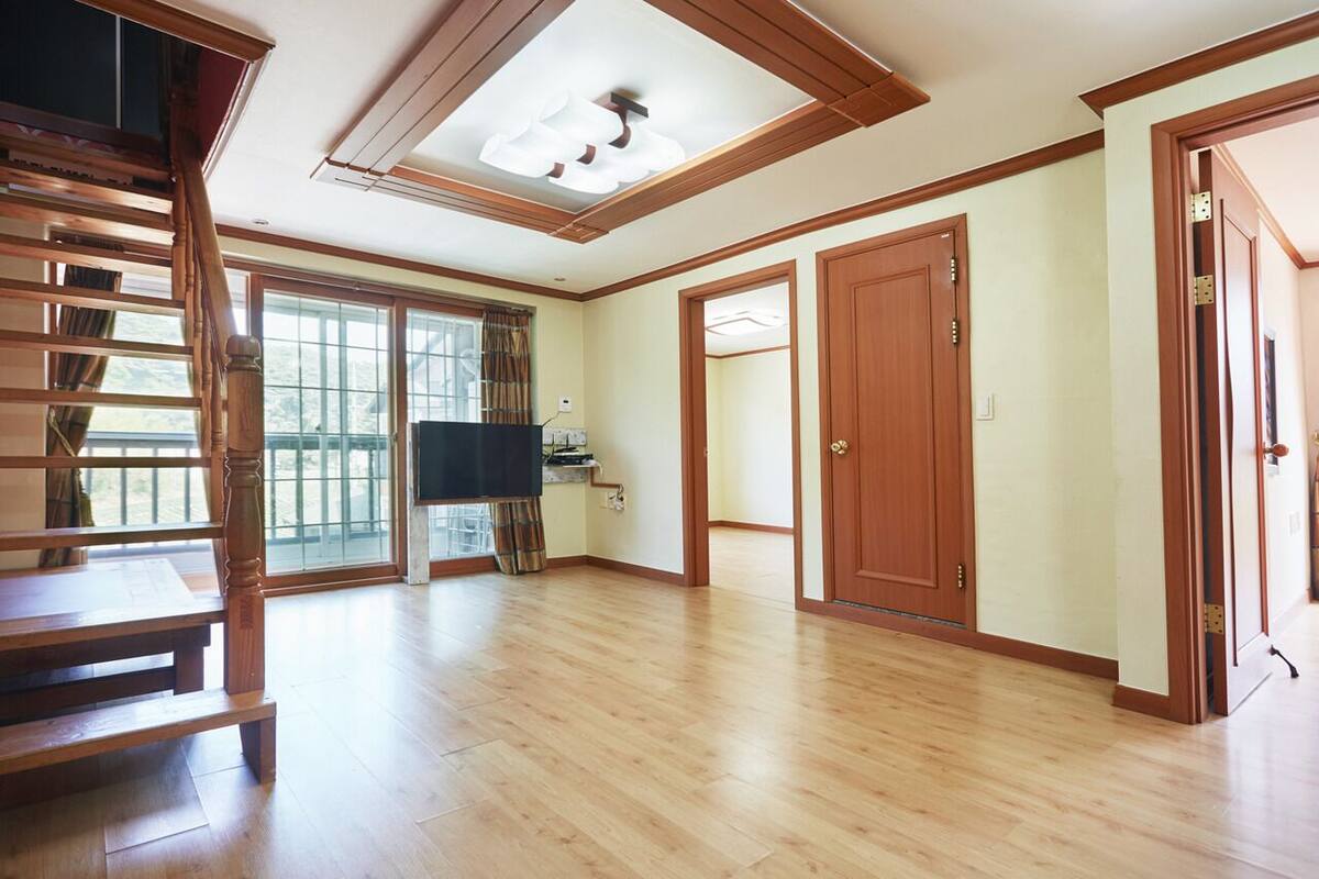 Habitación (B - 302) | Área de sala de estar | Televisión de pantalla plana 
