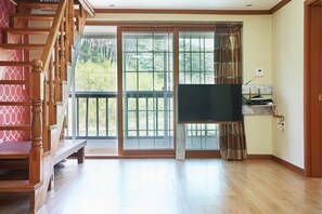 Chambre (B - 302) | Coin séjour | Télévision à écran plat