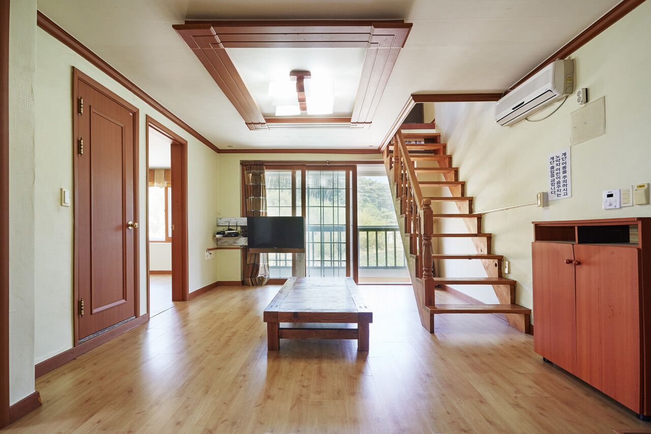 Zimmer (B - 301) | Wohnbereich | Flachbildfernseher