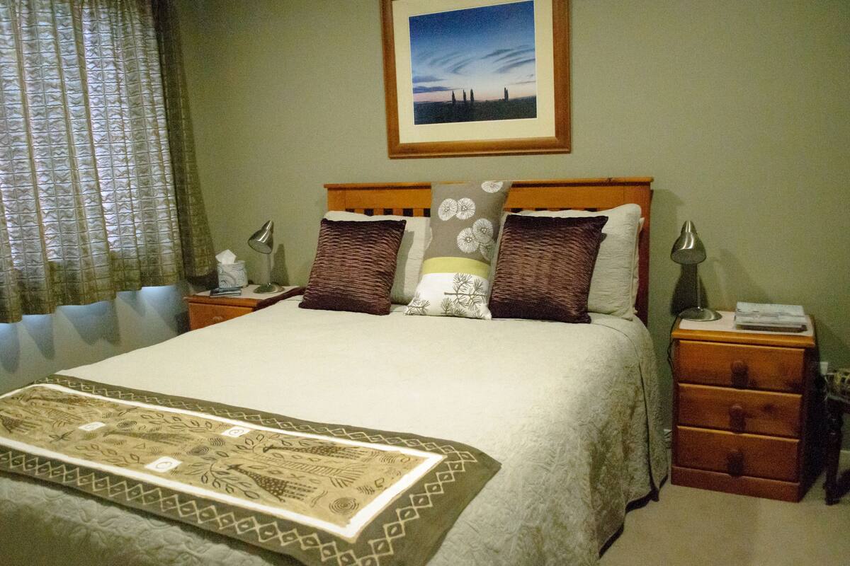Habitación | Tabla de planchar con plancha, wifi gratis y ropa de cama 