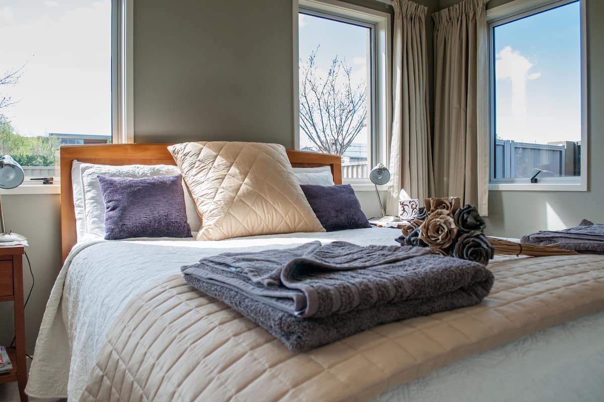 Habitación estándar | Tabla de planchar con plancha, wifi gratis y ropa de cama 