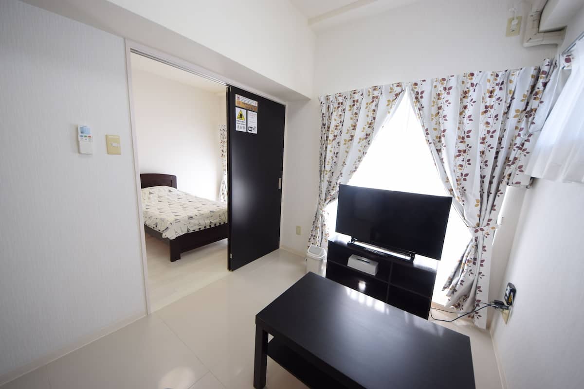 2 bedrooms, blackout curtains, bed sheets