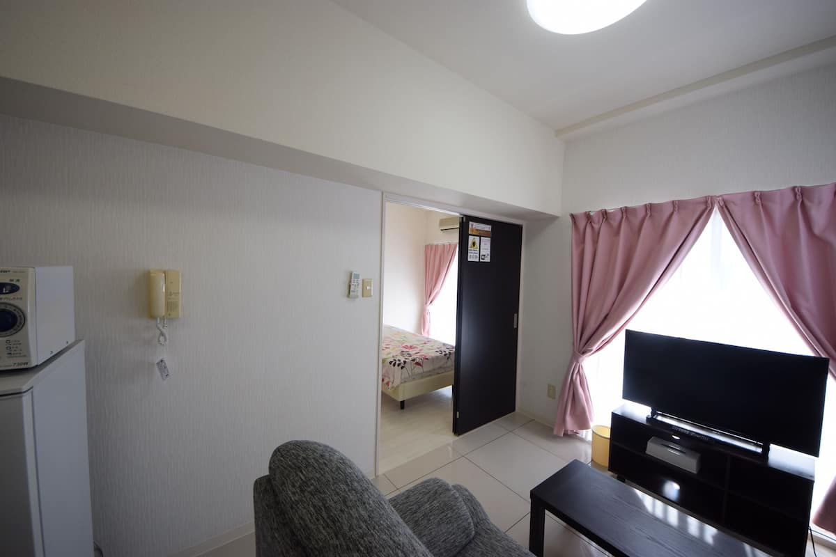 2 bedrooms, blackout curtains, bed sheets
