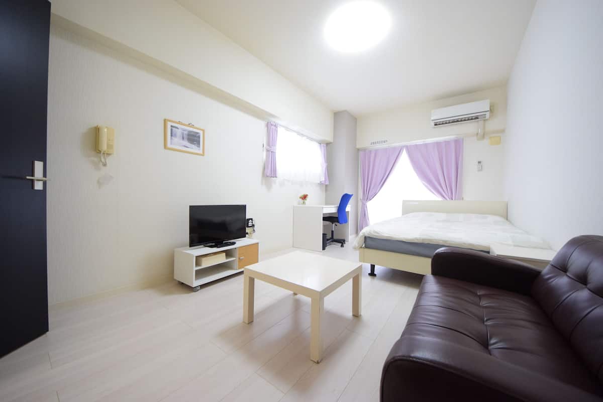 2 bedrooms, blackout curtains, bed sheets