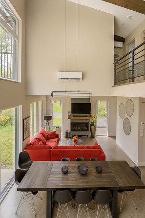 TV, fireplace, DVD player, foosball - Stylish Chalet & Spa Steps from Lake Memphrémagog (Cantons de Stanstead)