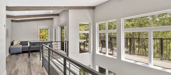 Stylish Chalet & Spa Steps from Lake Memphrémagog