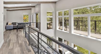 Stylish Chalet & Spa Steps from Lake Memphrémagog