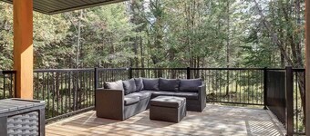 Stylish Chalet & Spa Steps from Lake Memphrémagog