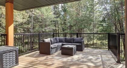 Stylish Chalet & Spa Steps from Lake Memphrémagog