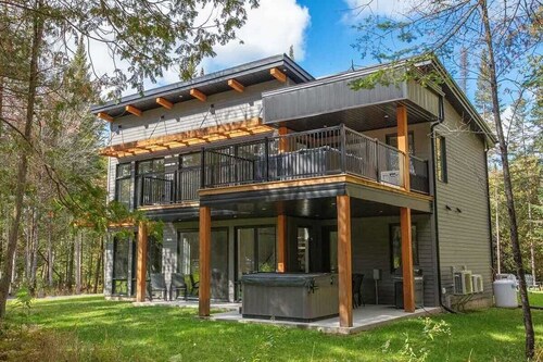 Stylish Chalet & Spa Steps from Lake Memphrémagog
