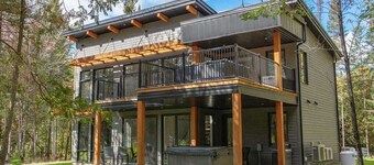 Stylish Chalet & Spa Steps from Lake Memphrémagog