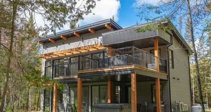 Stylish Chalet & Spa Steps from Lake Memphrémagog