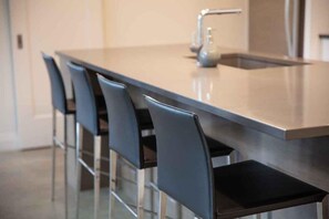 Dining - Stylish Chalet & Spa Steps from Lake Memphrémagog (Cantons de Stanstead)