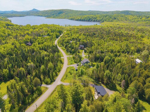 Stylish Chalet & Spa Steps from Lake Memphrémagog