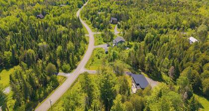 Stylish Chalet & Spa Steps from Lake Memphrémagog