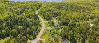 Stylish Chalet & Spa Steps from Lake Memphrémagog