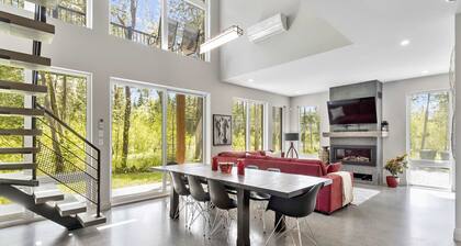 Stylish Chalet & Spa Steps from Lake Memphrémagog