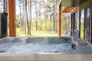 Outdoor spa tub - Stylish Chalet & Spa Steps from Lake Memphrémagog (Cantons de Stanstead)