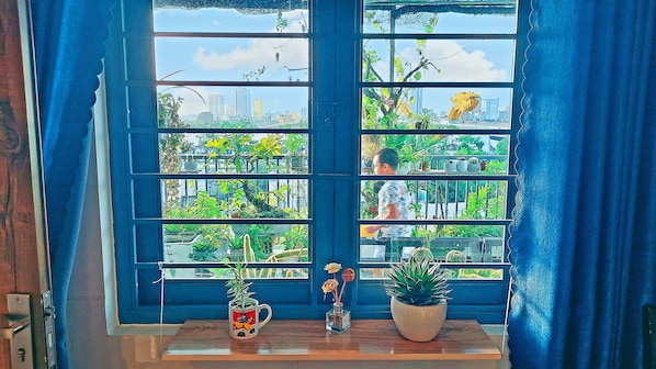 Panorama tweepersoonskamer | Individueel gedecoreerd, individueel gemeubileerd, een laptopwerkplek