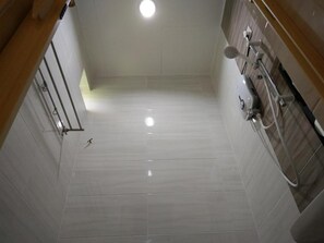 Budget Single Room | Bathroom | Shower, hair dryer, slippers, towels - Harum Manis Country House (Kangar)
