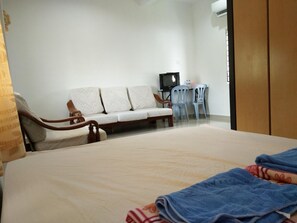 Desk, blackout curtains, soundproofing, iron/ironing board - Harum Manis Country House (Kangar)