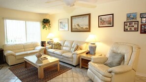 Condo | Sala de estar | TV de tela plana, lareira