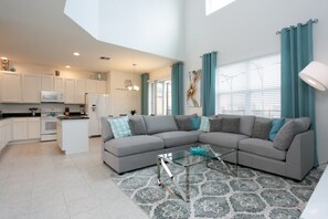 Villa | Woonkamer | Een televisie