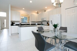 Villa | Privékeuken | Een magnetron, een koffiezetapparaat/waterkoker, een broodrooster