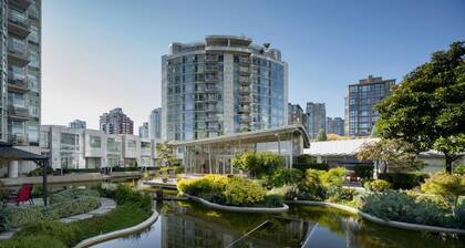 Aquarius Yaletown WaterView 2Bdrm 2Bath Pool Hot Tub Steam