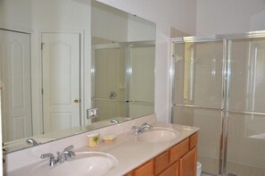Casa, 4 quartos | Banheiro | Toalhas de banho 