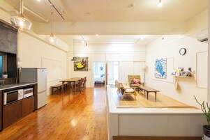 Apartamento superior, 2 habitaciones | Zona de estar | Televisión LCD de 32 pulgadas con canales digitales, una televisión