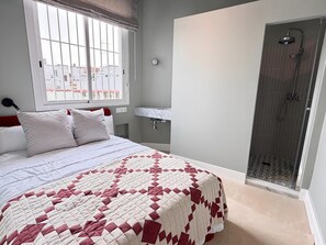 2 soverom, strykejern/-brett, internettilgang og sengetøy