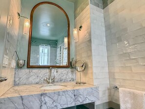 Hårføner og håndklær