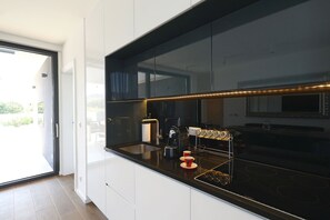 Réfrigérateur, micro-ondes, plaque de cuisson, lave-vaisselle