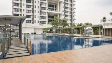Una piscina al aire libre