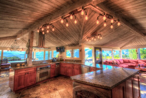 House, Multiple Beds, Valley View (LX16: Valley View Estate Above The Wi) | Private kitchen